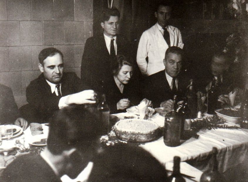 1945. Fruntașii comuniști Gheorghe Gheorghiu-Dej, Ana Pauker și Emil Bodnăraș, la un dineu. Foto: Fototeca online a comunismului românesc