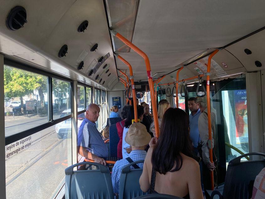 (Momentul când unui bătrân i se face rău într-un autobuz din Capitală)
Foto: Alina Zibrițchi/PressOne