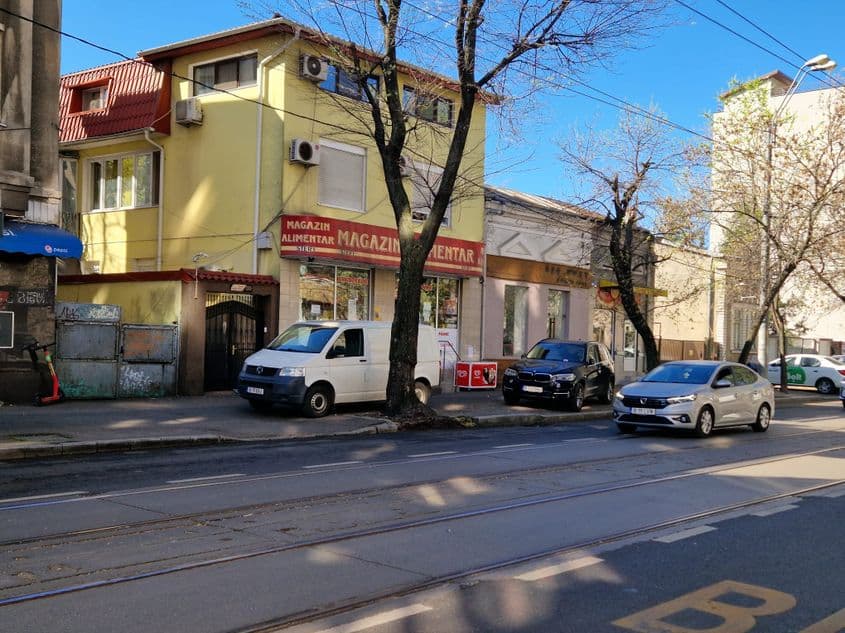 Dube și SUV-uri - o zi obișnuită pe un trotuar din sectorul 2. FOTO: Răzvan Filip