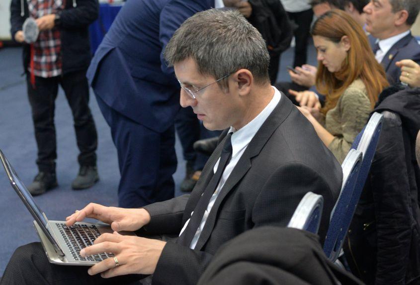 Dan Barna, în timpul dezbaterilor.