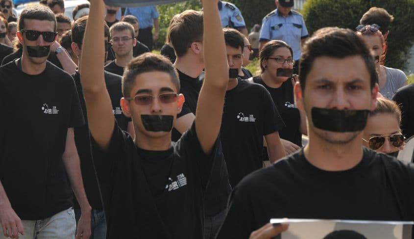 Alexandru Manda (cu mâinile ridicate), protestând în 2015 împotriva modificărilor aduse Legii Educației. Foto: Arhiva personală