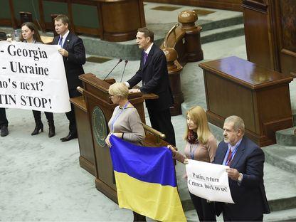 Punctul culminant al vizitei lui Narîşkin la Bucureşti: protestul delegaţiei ucrainene. Foto: © Inquam Photos