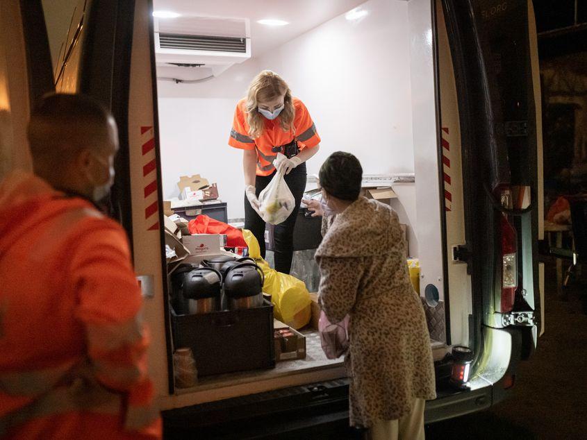 Asociația Carusel, împărțind pachete pe stradă oamenilor fără adăpost. Foto: Ioana Epure