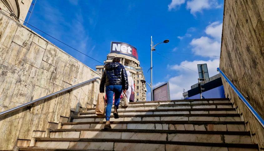 Cerul și o reclamă la operatorul  Net Bet. Vedere de la metrou. foto: Răzvan Filip/PressOne