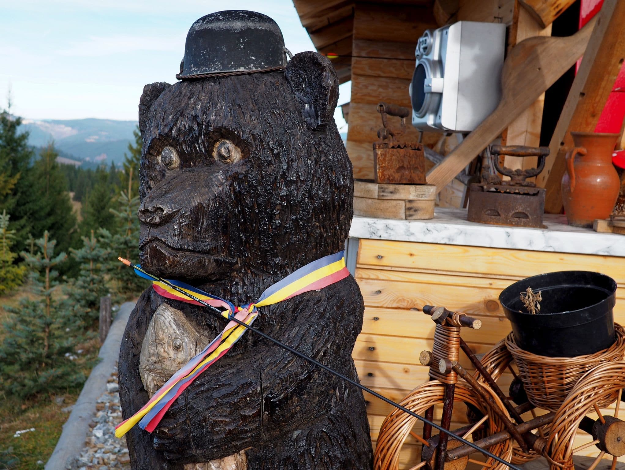 Ceva deosebit, cu simț artistic și patriotic.