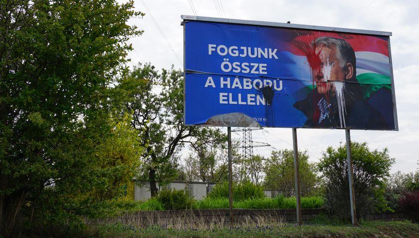 Afiș electoral înfățișându-l pe Viktor Orbán, împroșcat cu vopsea Foto: Irina Șerban