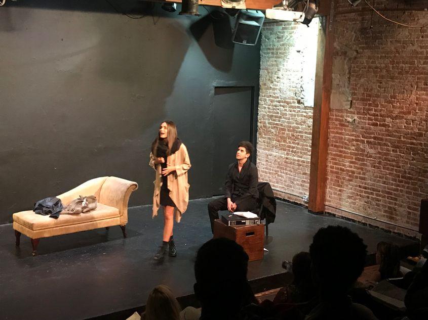 Elena Ghenoiu alături de Jordan Borges în spectacolul „A dead’s man apartment”, regizat de Sal Landi. Foto: Arhiva personală