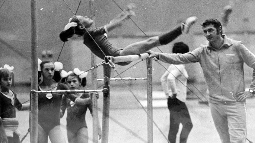 Maria Cojanu evoluează la paralele, urmărită de Béla Károlyi. Prima din stânga e Nadia. Foto: Arhiva personală Maria Cojanu