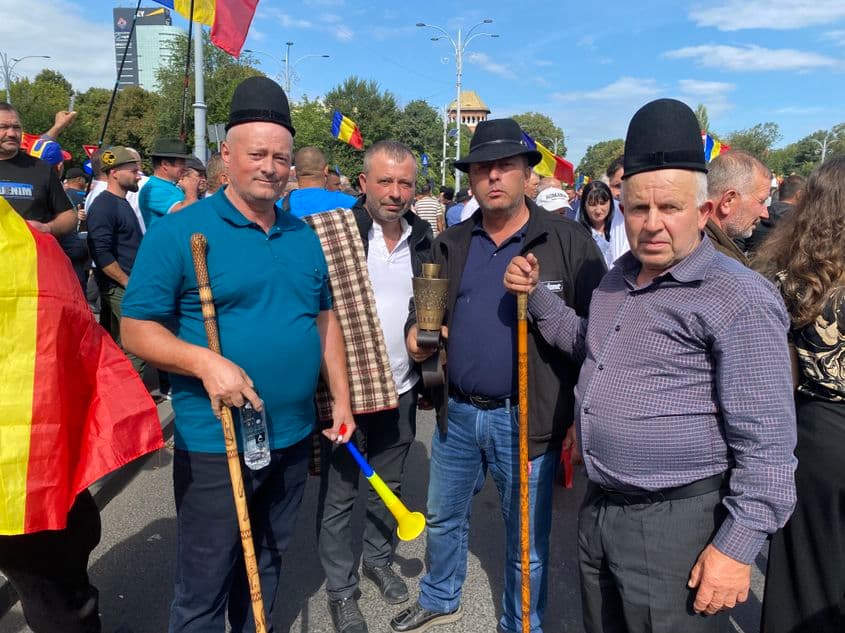 Iosif Gheorghe (stânga), crescător de animale, la protestul din 15 septembrie din fața Palatului Victoria. Foto: Oana Moisil