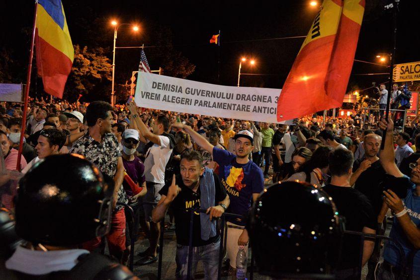 10 august 2018: mii de oameni, unii dintre ei veniți din toate colțurile Europei, au strigat în Piața Victoriei împotriva Guvernului.