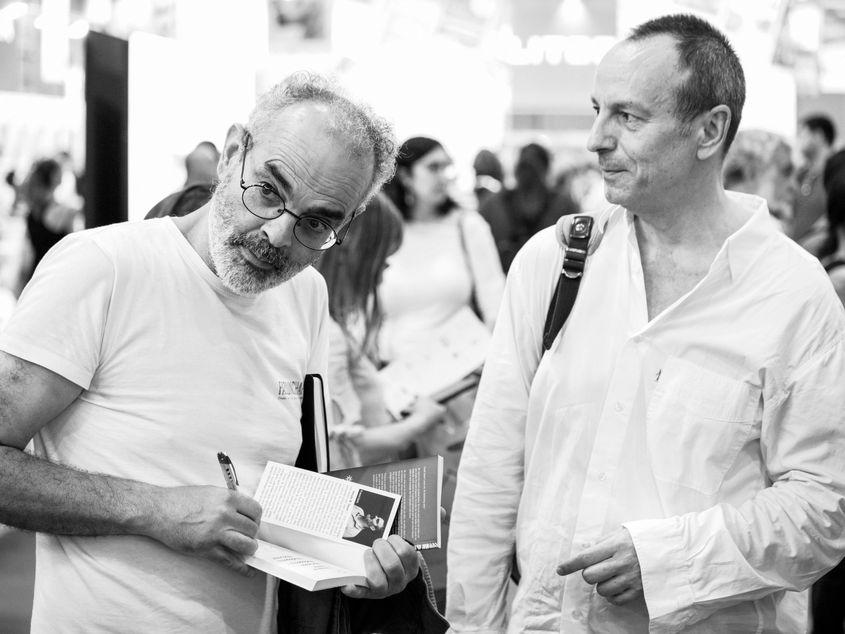 Scriitorii Gonçalo M. Tavares (stânga) și T.O. Bobe (dreapta). Foto: Ciprian Măceșaru