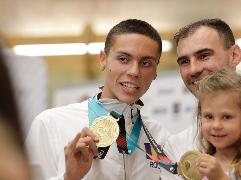 David Popovici la evenimentul oficial organizat la sosirea in țară a delegației de întotători ce au participat la Campionatul Mondial de Natație desfășurat in Budapesta, 26 iunie 2022. Inquam Photos / George Calin