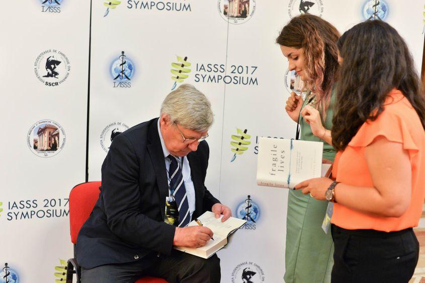 Stephen Westaby, în timpul sesiunii de autografe. Foto: Lucian Muntean
