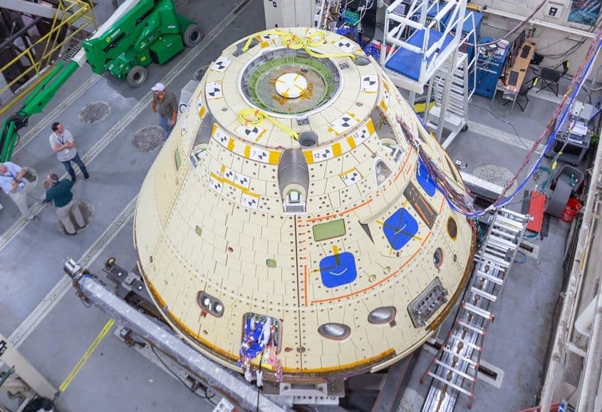 Capsula Orion poate adăposti 6 astronauți timp de 21 de zile pe Lună și până la 6 luni dacă e andocată cu modulul de serviciu