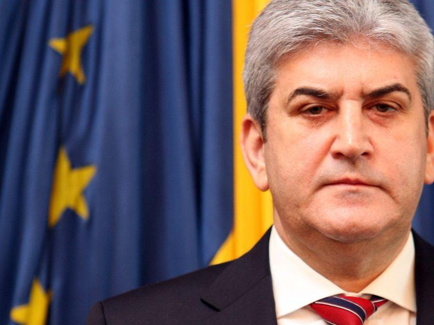 Cariera de cadru didactic universitar a lui Gabriel Oprea nu există în realitate. Foto: MApN