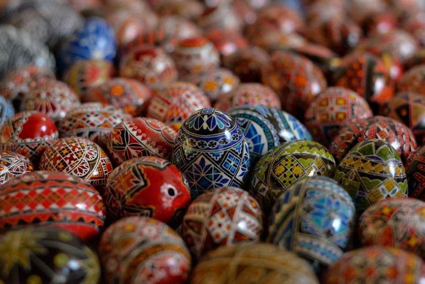 În funcție de complexitatea modelului, încondeierea unui ou după metoda tradiţională durează 2-3 ore.