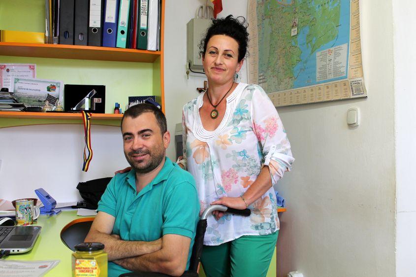 Marian Ilie, alături de o colegă din primărie. Foto: Vlad Stoicescu