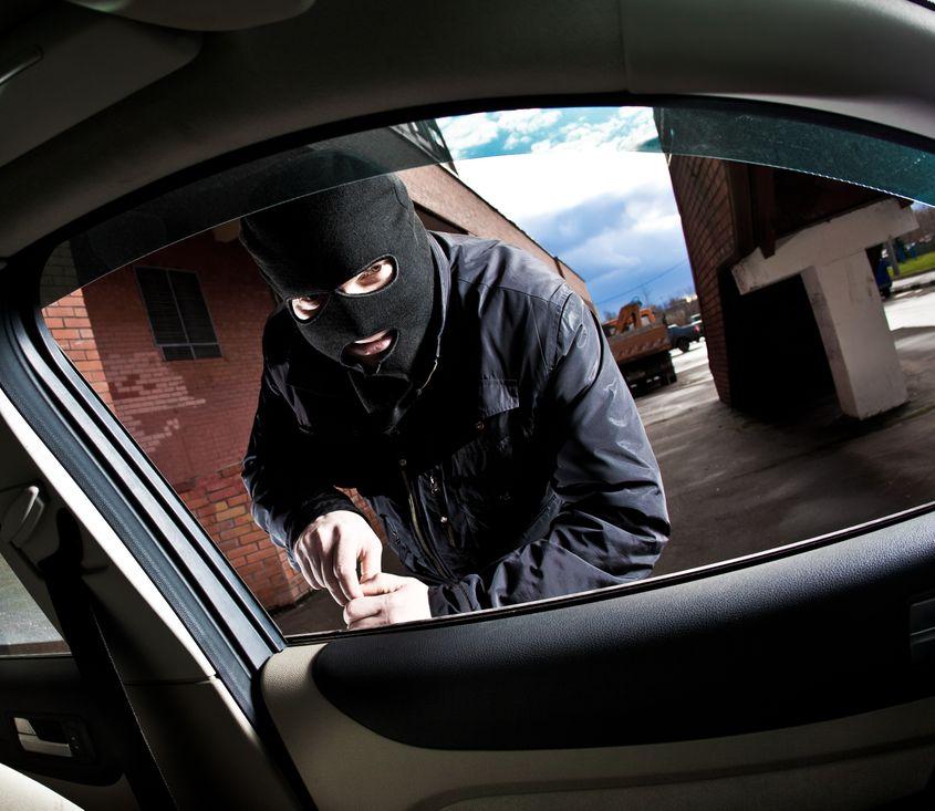 foto: 17085190 | Car Thief © Andreyi Armiagov | Dreamstime.com