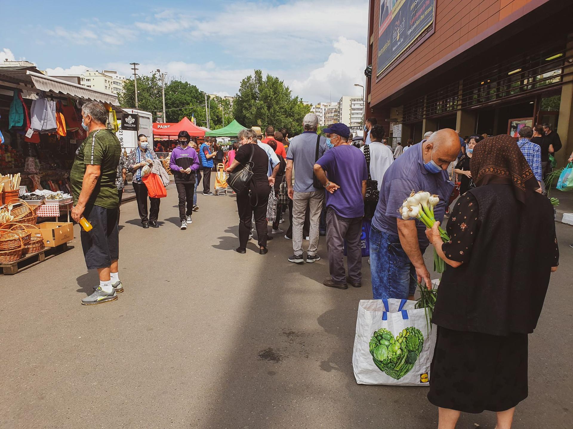 Coadă la mici și vaccinare în Obor