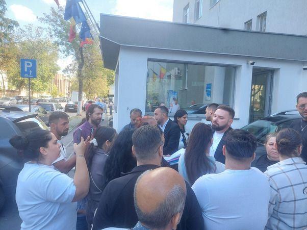V<em>lad Piedone, edilul Sectorului 5, vorbind cu cetățenii care au primit notificare de evacuare în fața Primăriei Sectorului 5</em>. Foto: PressOne/Andrei Gudu