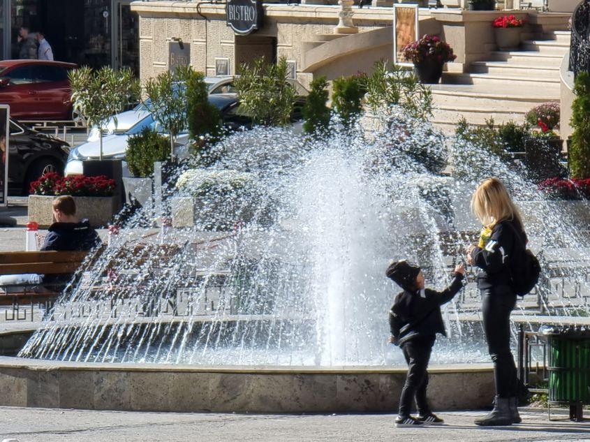 Să crești copii în România este un act de curaj la care se încumetă tot mai puțini români