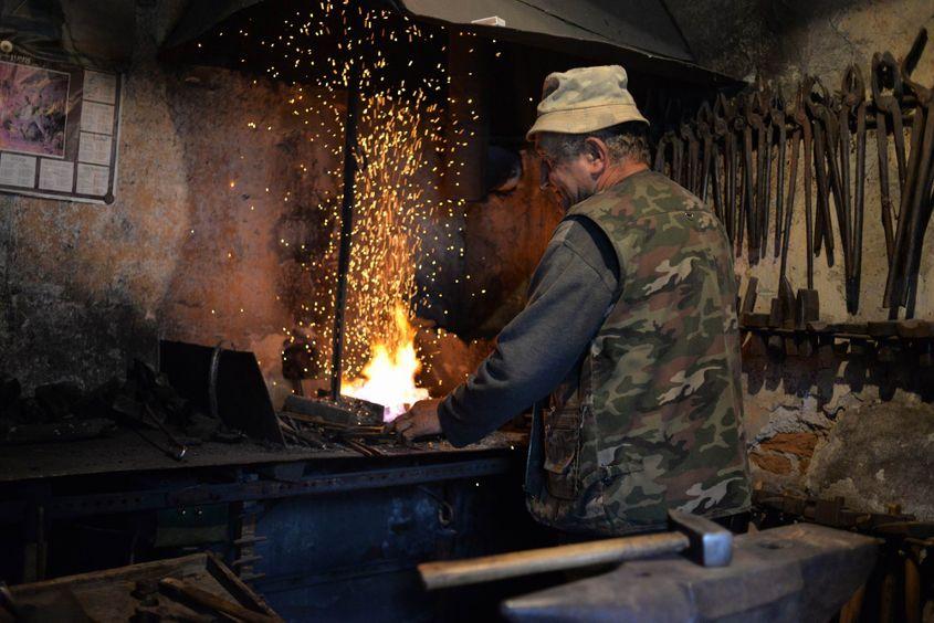Potcovarul de la Micloșoara folosește metode tradiționale. Foto: Lucian Muntean