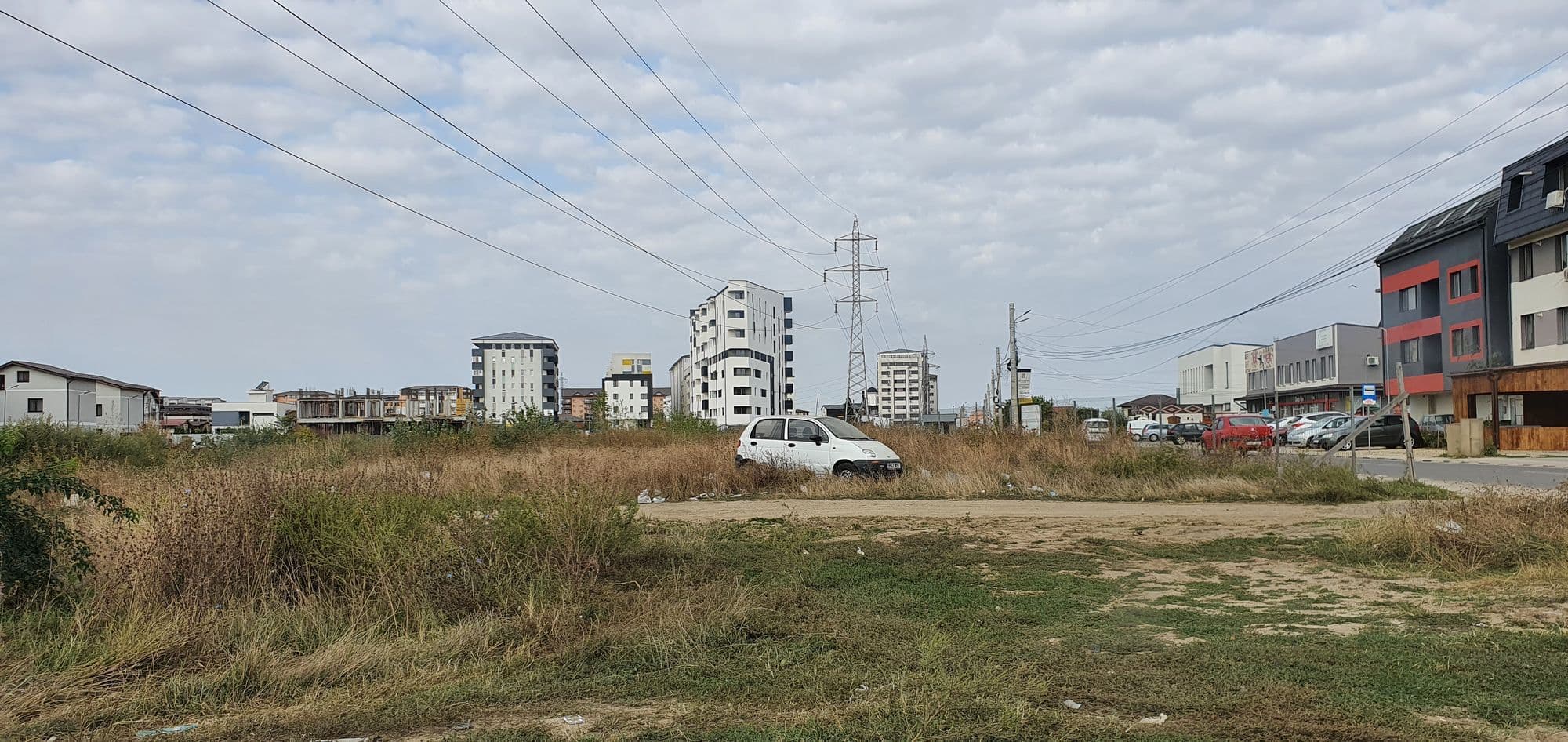 Blocurile răsar peste tot pe câmp, fără niciun fel de preocupare față de infrastructură.