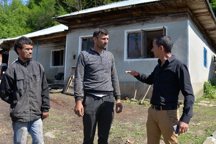 Primarul Cristian Birăruţ (în dreapta) discută cu localnici evacuați.