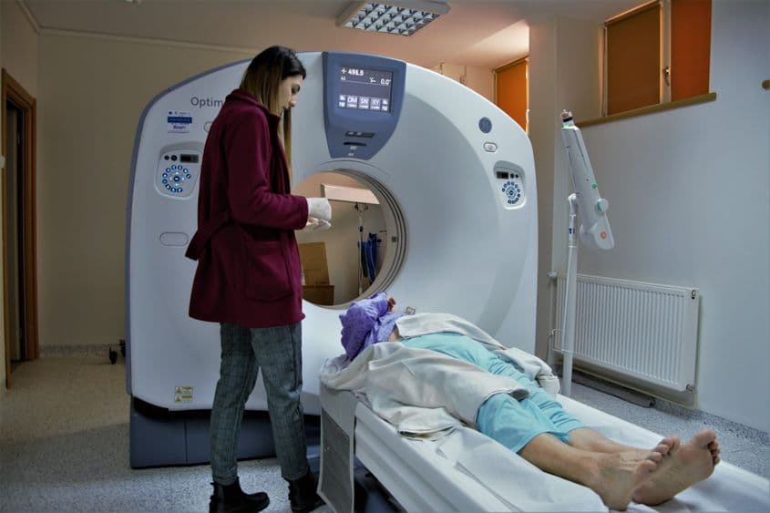 O bătrână dintr-un sat pierdut în munți are la îndemână, în Comănești, un tomograf de ultima generație.
