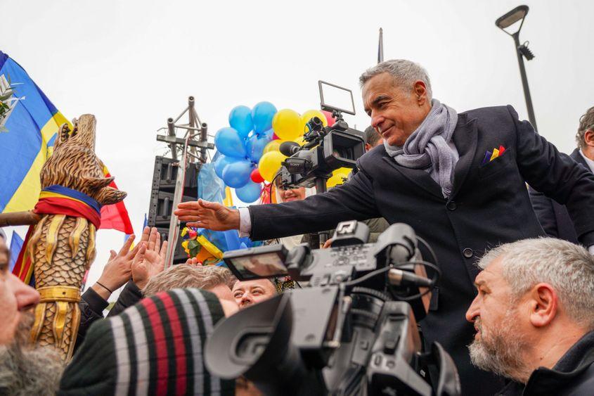 Printre simbolurile prezente la manifestațiile de la Alba Iulia și-a făcut loc și lupul dacic. Foto: Raul Ștef