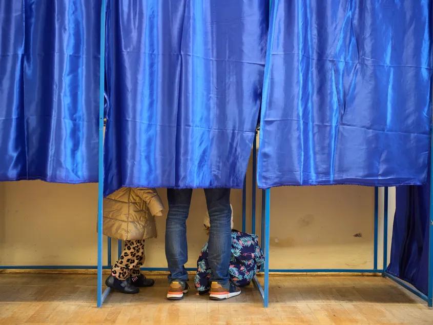 Proces electoral pentru alegerea primarului general al capitalei la o secție de votare din București, 7 decembrie 2025. Foto: Inquam Photos / Codrin Unici