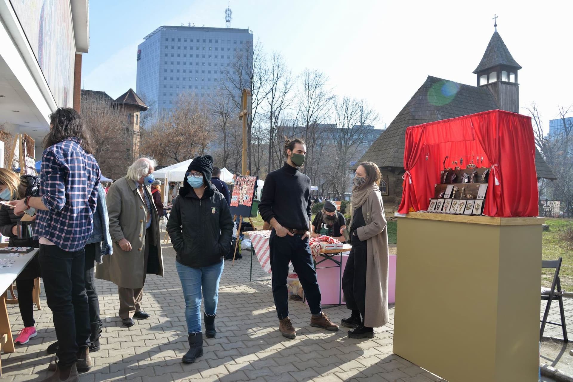 Mărțișoare sculptate în metal de Raul Georgescu expuse la Târgul Mărțișorului la Muzeul Țăranului Român. Foto Lucian Muntean