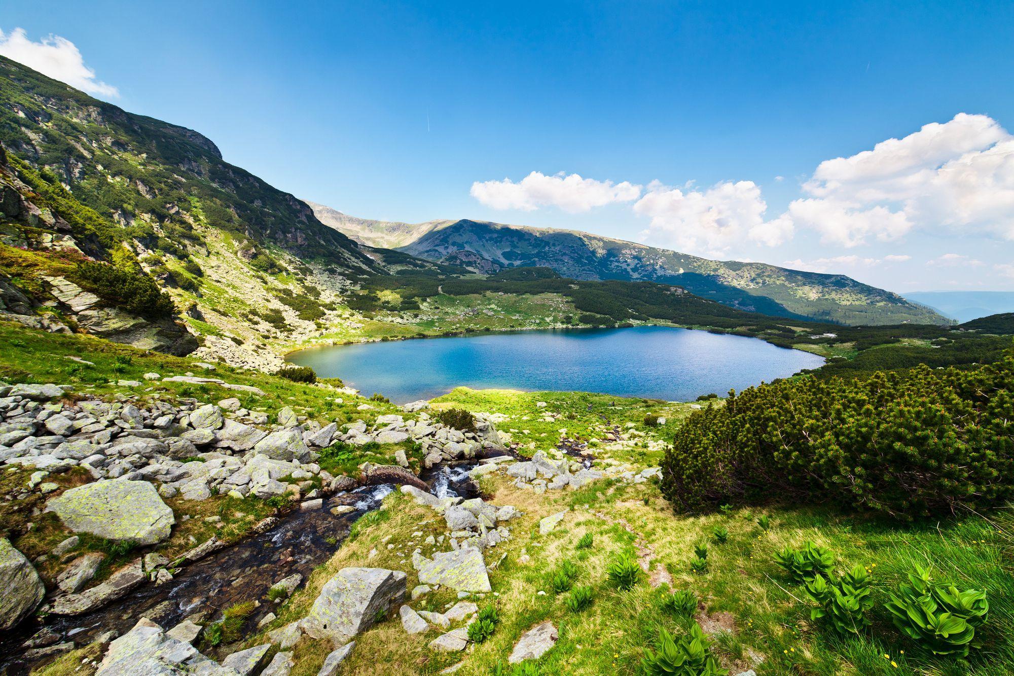 Lacul glaciar Gâlcescu e locul perfect să respiri liniștea. Foto: <a target="_blank" href="https://www.dreamstime.com/xalanx_info">Xalanx</a> - <a target="_blank" href="https://www.dreamstime.com/">Dreamstime.com</a>
