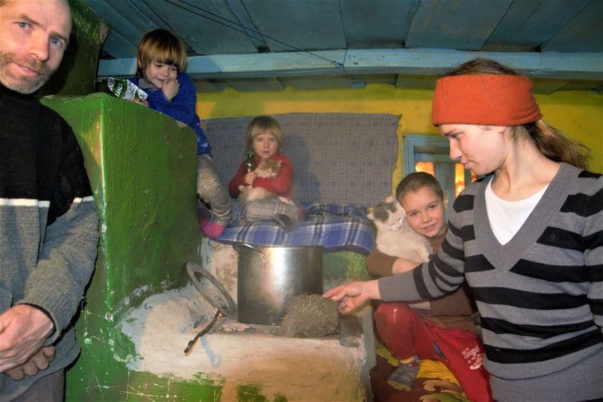 Familia lui Florin Ionesei se înghesuie într-o cămăruță sordidă, încălzită cu tizic.
