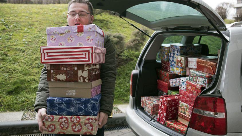 Valentin Vesa, înainte de Crăciun, în perioada distriburii cadourilor ShoeBox. Foto: Raul Ștef