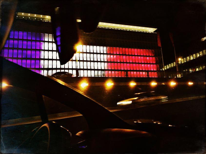 Tricolorul francez, pe sediul unei bănci din Bruxelles. Foto: Marius Nicolescu