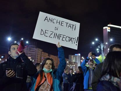 "Faceţi bani cu viaţa noastră!"