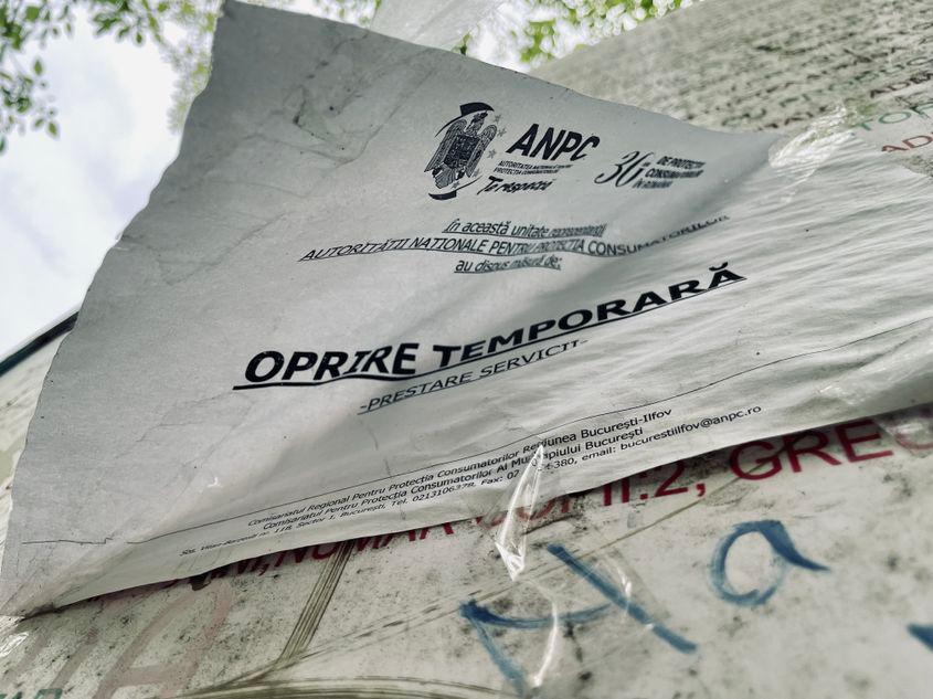 „ANPC te respectă. În această unitate reprezentanții Autorității Naționale pentru Protecția Consumatorilor au dispus măsura de Oprire Temporară” - scrie pe o hârtie căzută de la vânt și ploaie, lipită la intrarea într-un loc de joacă din Parcul Cișmigiu, administrat de PMB.