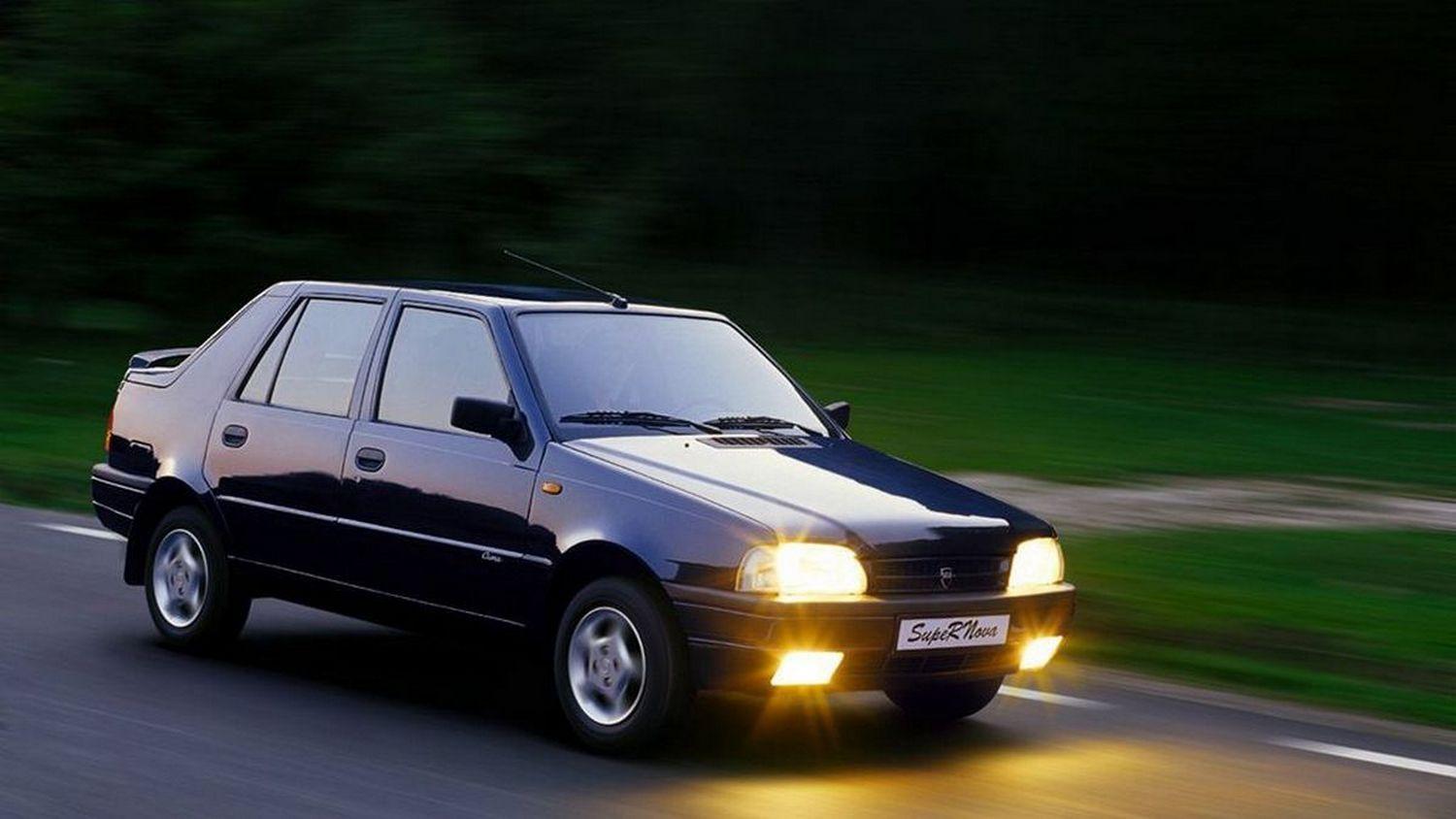 Dacia SuperNova (2000) era un mare salt înainte față de toate modelele bazate pe Dacia 1300, însă, chiar la lansare, era bazată pe tehnologie veche de cel puțin 15-20 de ani