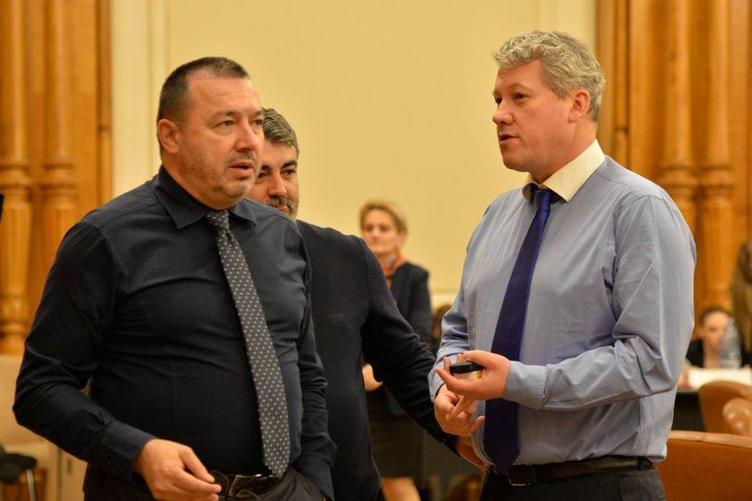 Cătălin Rădulescu (în stânga), unul dintre parlamentarii care susțin modificarea Codurilor penale. Foto: Lucian Muntean