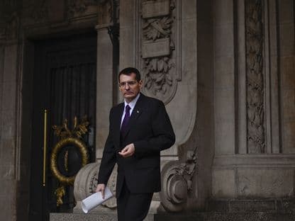 TOBĂ DE CARTE. 250 de pagini din teza de doctorat a ministrului de Interne, Petre Tobă, sunt copiate din alte lucrări