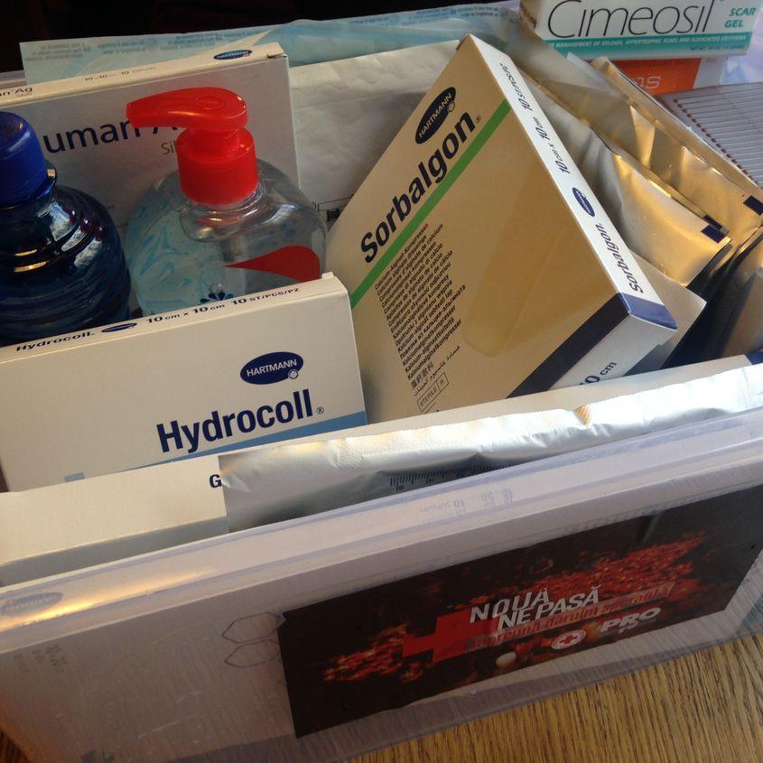 Câteva dintre medicamentele incluse în kitul distribuit de Crucea Roșie.