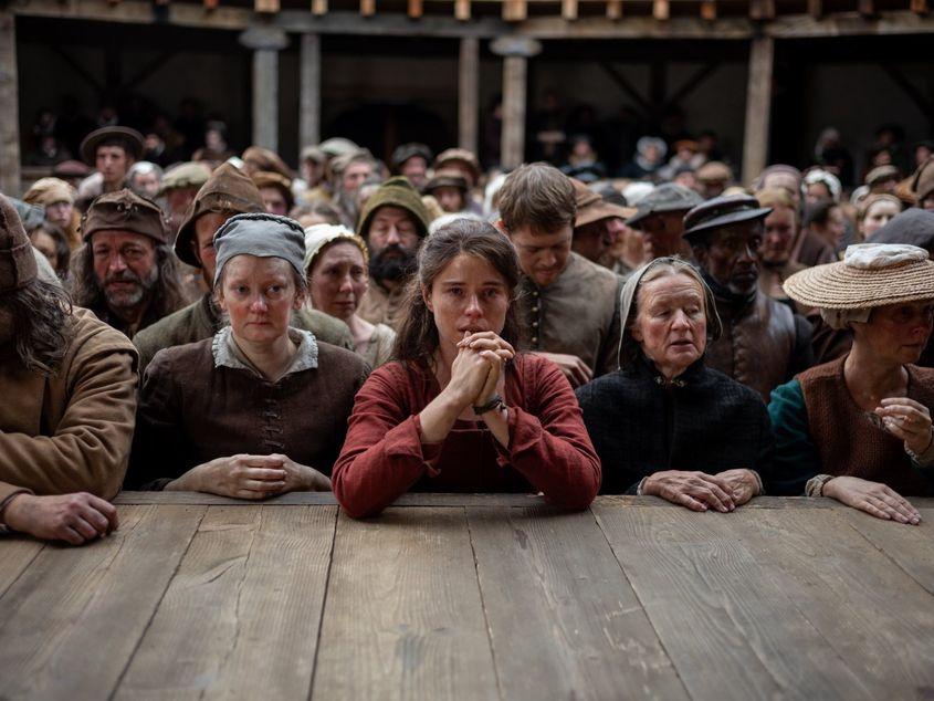 Agnes (Jessie Buckley) asistă la punerea în scenă a piesei Hamlet Foto: Facebook / Focus Features