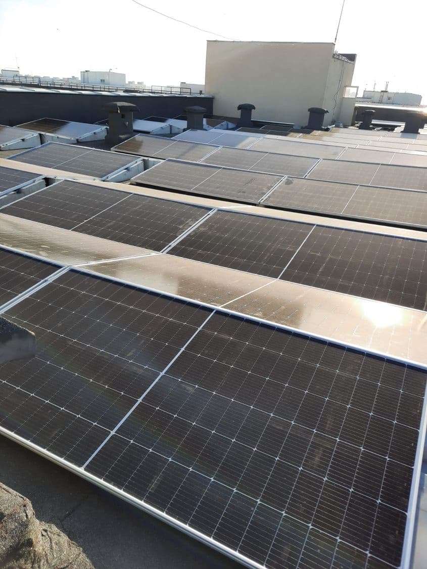 Greutatea panourilor nu afectează cu nimic terasa blocului (10kg/m2) Foto: Ioana Podaru, președintă asociație proprietari