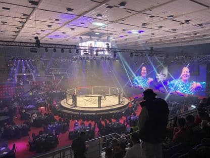 Reportaj de la gala de lupte RXF, unde femeile au fost bătute de bărbați și târâte în lesă. „E ok, Floricica mai trebuie să reziste doar câteva minute”