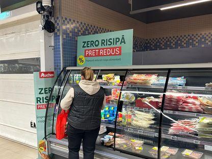 În fața raftului cu vânzare accelerată. Cum cumpără românii când fiecare leu contează