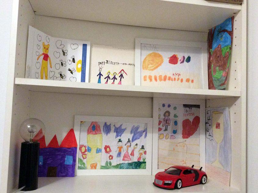 Galeria cu desene din garsoniera lui Mihai.