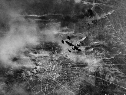 Imagine aeriană din timpul raidurilor de bombardament al Ploieștiului, în 1944. FOTO: Fold3, Arhivele Militare SUA