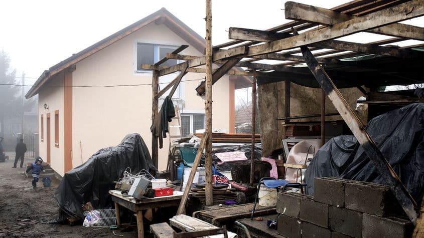 Ce-a rămas după incendiul din septembrie. În planul doi, casa cea nouă.