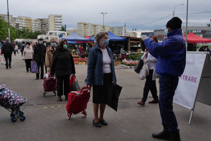 La intrarea în Piața Obor se măsoară deja temperatura clienților. Foto: Lucian Muntean